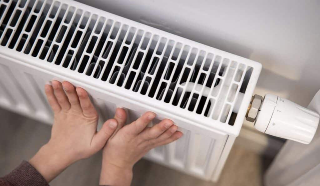 Si la chaudière chauffe l’eau chaude mais pas les radiateurs, certaines causes reviennent souvent. Voici les premières pistes utiles à vérifier.