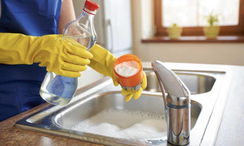 Débouchage de canalisation : pourquoi les produits chimiques du supermarché abîment vos tuyaux Débouchage de canalisation produits chimiques abîment tuyaux