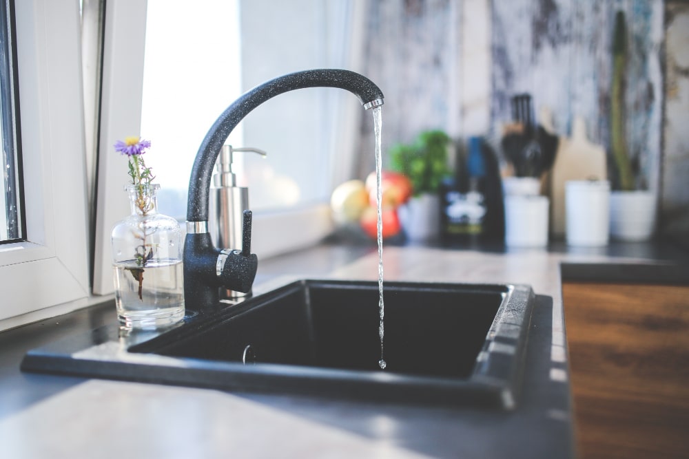 L&rsquo;eau chaude met longtemps &agrave; arriver au robinet : pourquoi et quelles solutions ?